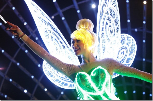 DTinker-Bell-in-Paint-the-Night-1_15_DLR_9505-640x420